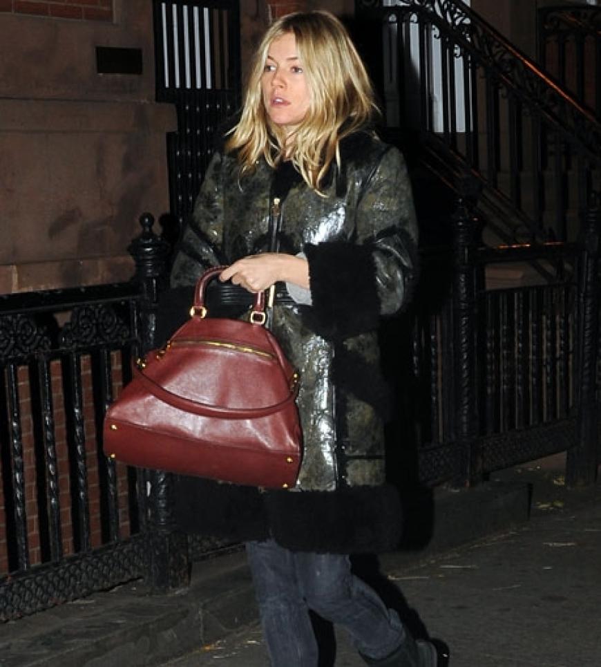 It-Girl Sienna Miller mags leger. Sie kombiniert hochwertige Modestücke mit Secondhand-Teilen