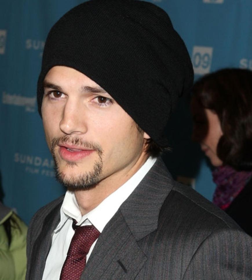 Ashton Kutcher verzichtet auch bei Filmpremieren nicht auf modische Accessoires