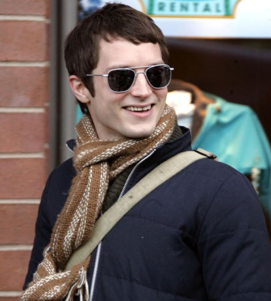 Trotz der kalten Temperaturen ist Schauspieler Elijah Wood gut gelaunt unterwegs