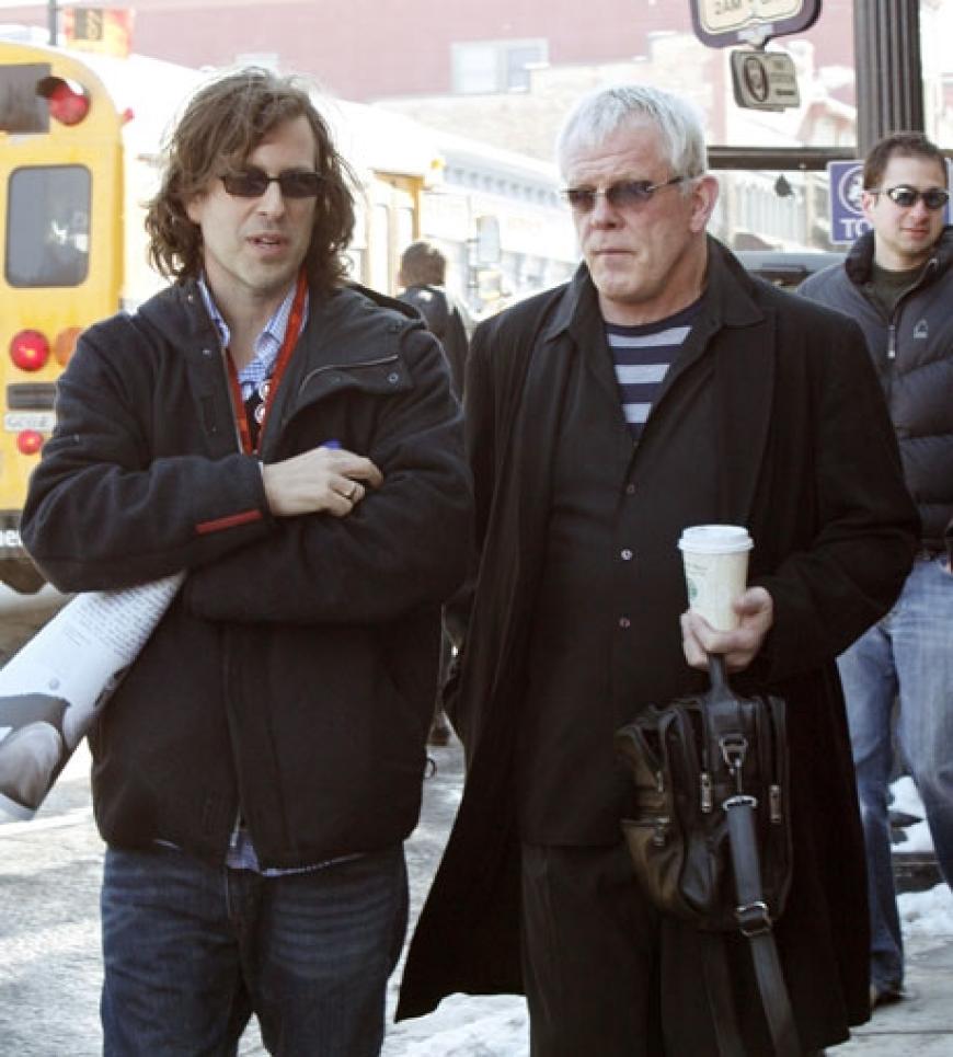 Regisseur Brett Morgen und Schauspieler Nick Nolte machen einen Spaziergang durch die verschneiten Straßen