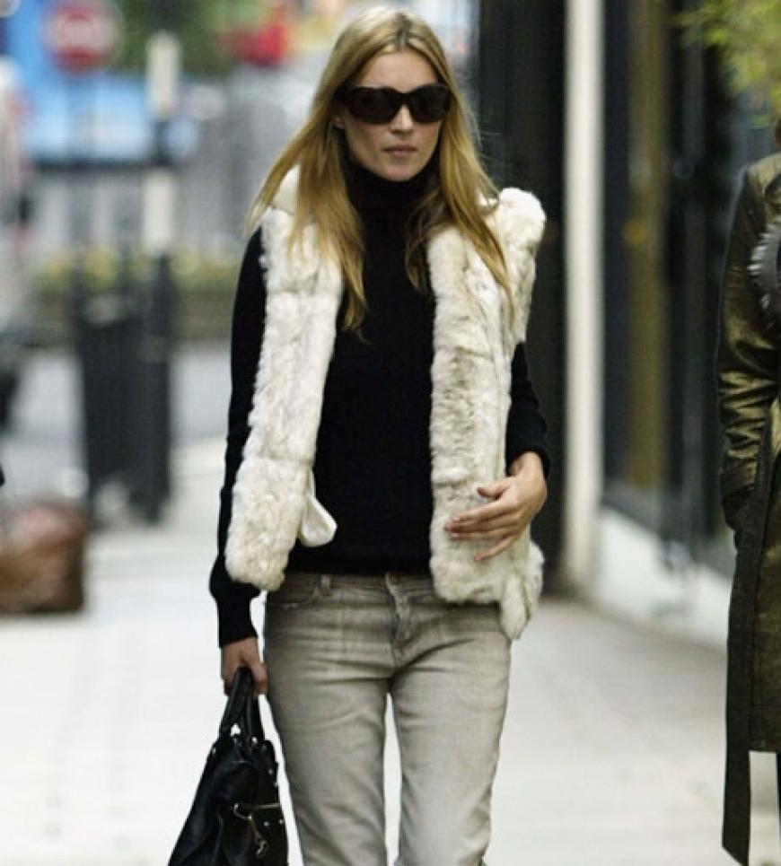 Trendsetterin Kate Moss unterwegs in London. Mit der angesagten Fellweste hat das Model wieder einmal alles richtig gemacht