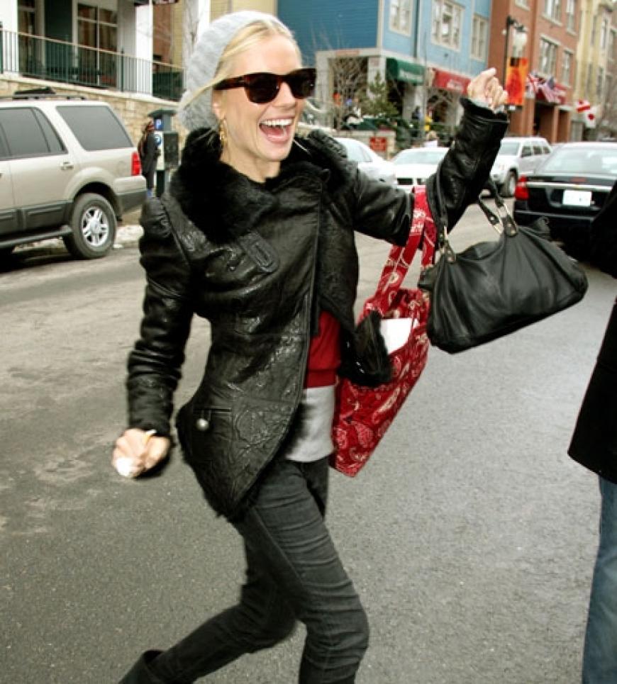 Sienna Miller gut gelaunt unterwegs mit trendiger XL-Mütze, cooler Lederjacke und lässigen Boots. So macht der Winter Spaß!