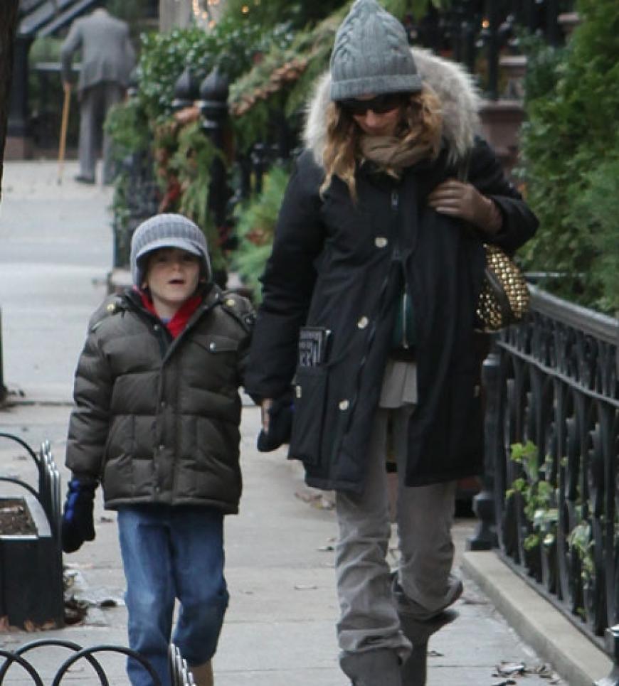 Auch in New York, Heimatstadt von Schauspielerin Sarah Jessica Parker, kann es richtig kalt werden. Mütze, dicke Jacke und Boots halten sie und Sohnemann Wilke warm