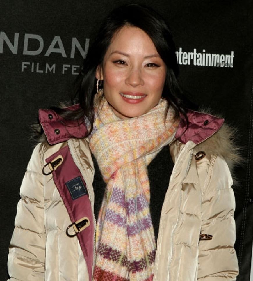 Schauspielerin Lucy Liu kommt in dicker Jacke zu einer Filmpremiere