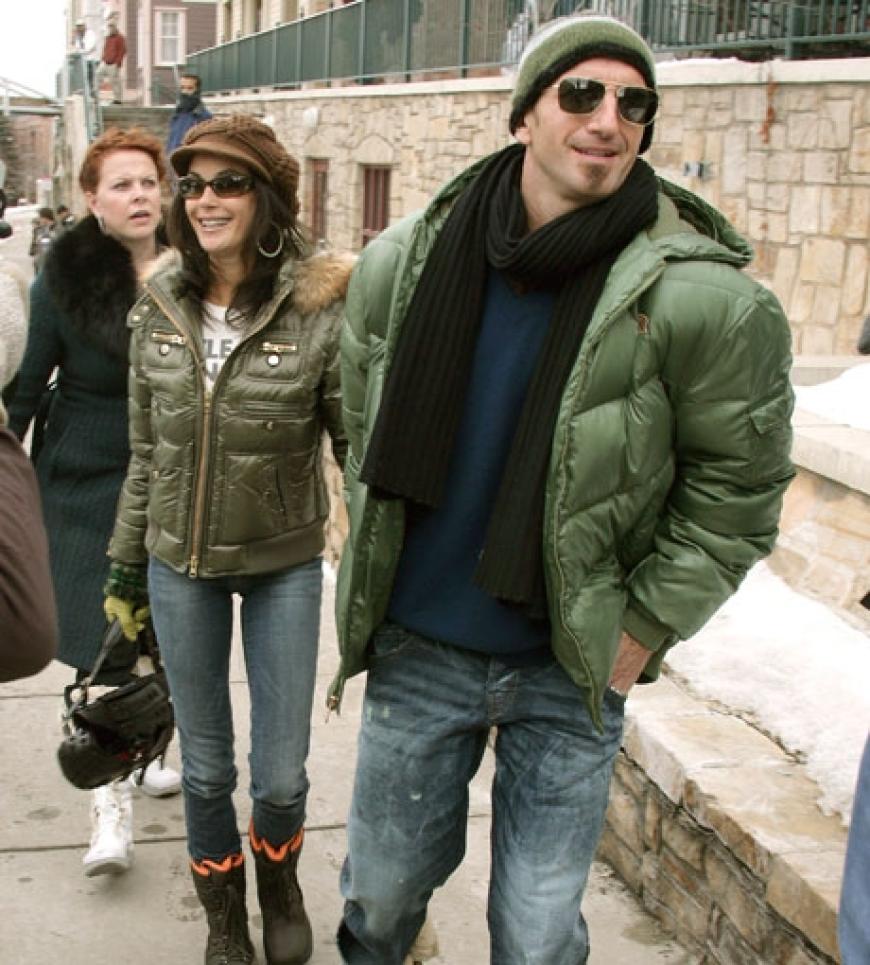 Auch dieses Paar stimmt sich farblich ab: Teri Hatcher in männlicher Begleitung