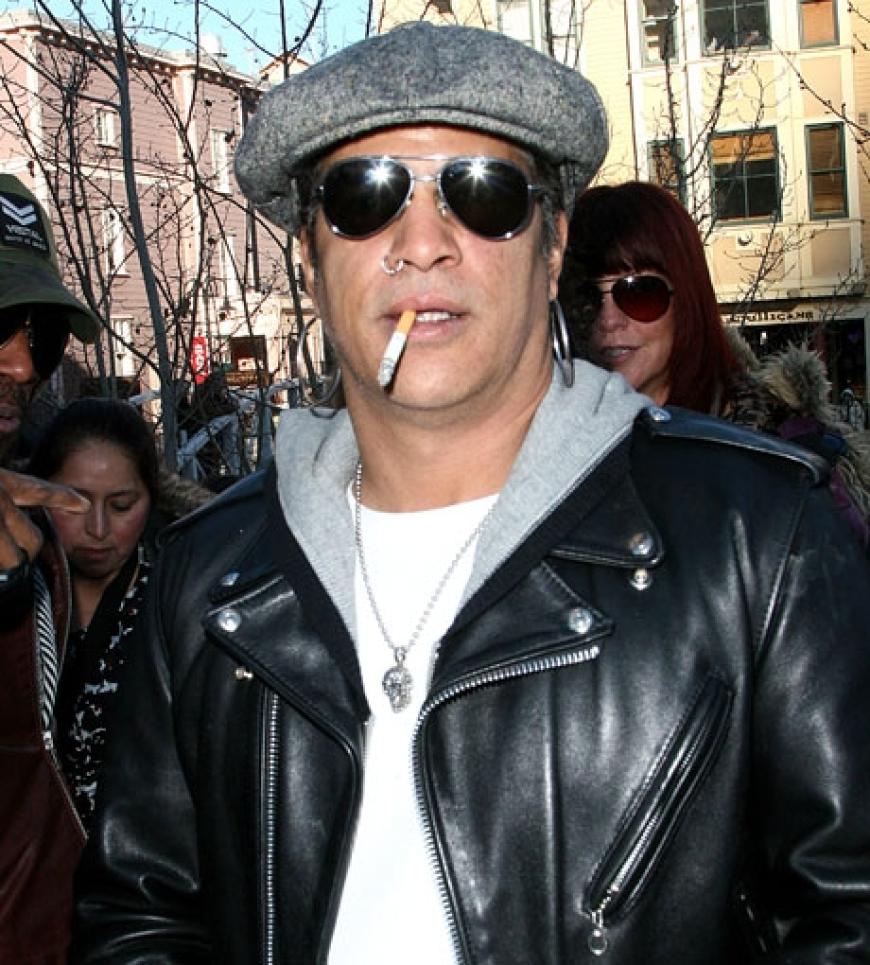 Cool: Rocklegende Slash mit Pilotenbrille und Lederjacke