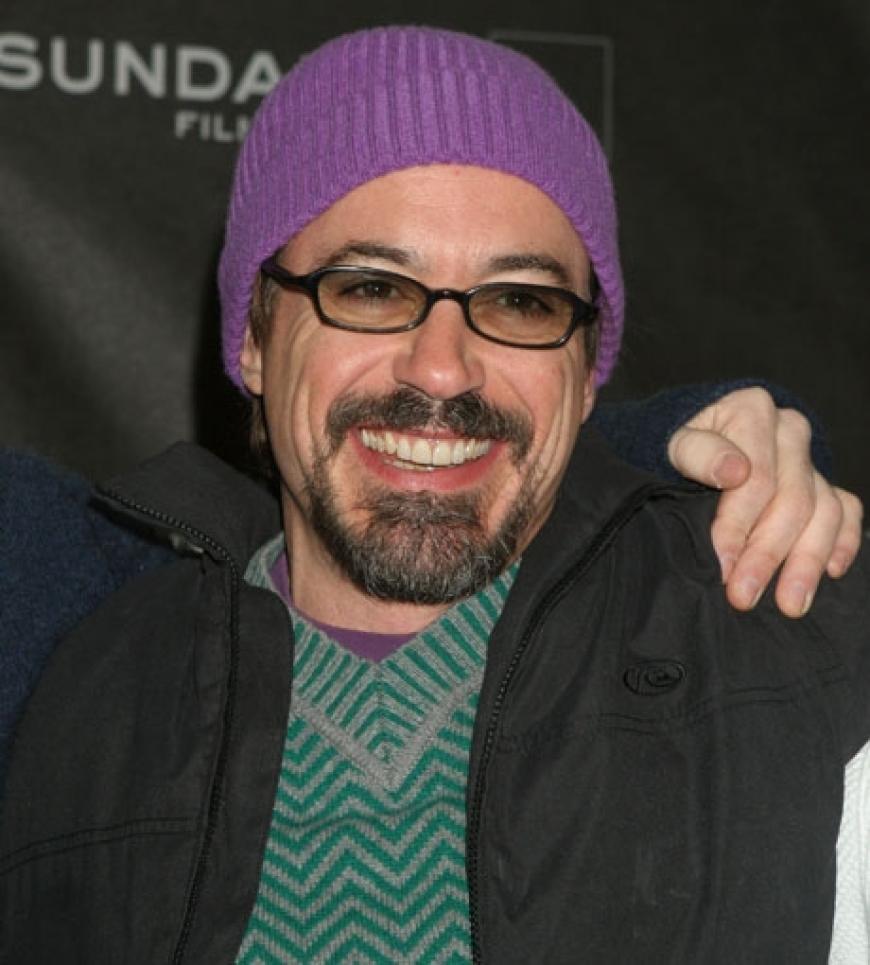 Farbenfroh: Robert Downey Jr. kombiniert seinen grünen Pullover mit einer violetten Mütze