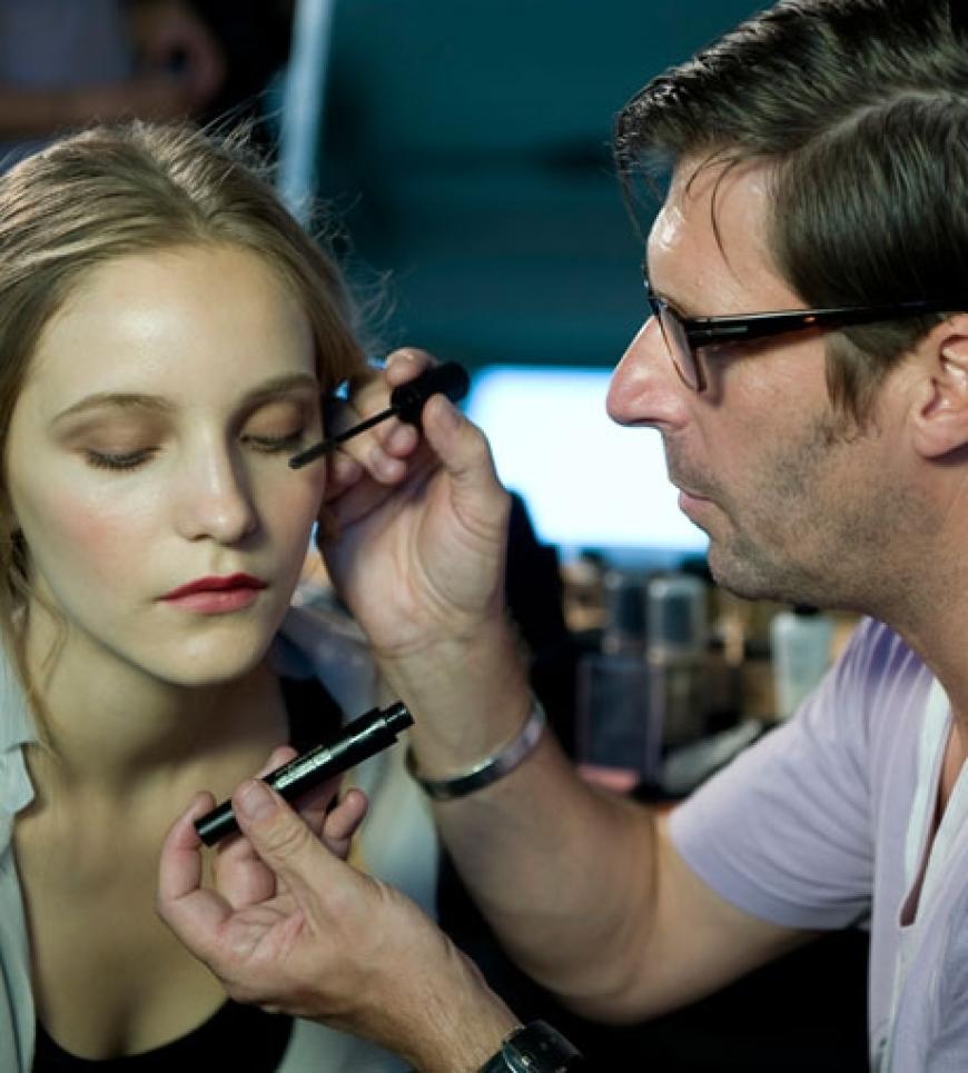 Der gebürtige Österreicher lebt heute in Berlin und blickt auf langjährige Backstage-Fashionshow-Erfahrung zurück