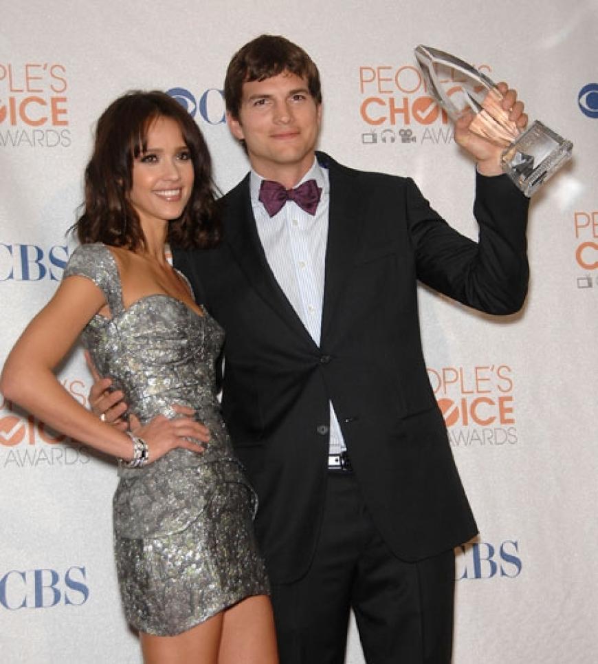 Jessica Alba überreichte Ashton Kutcher seinen Award