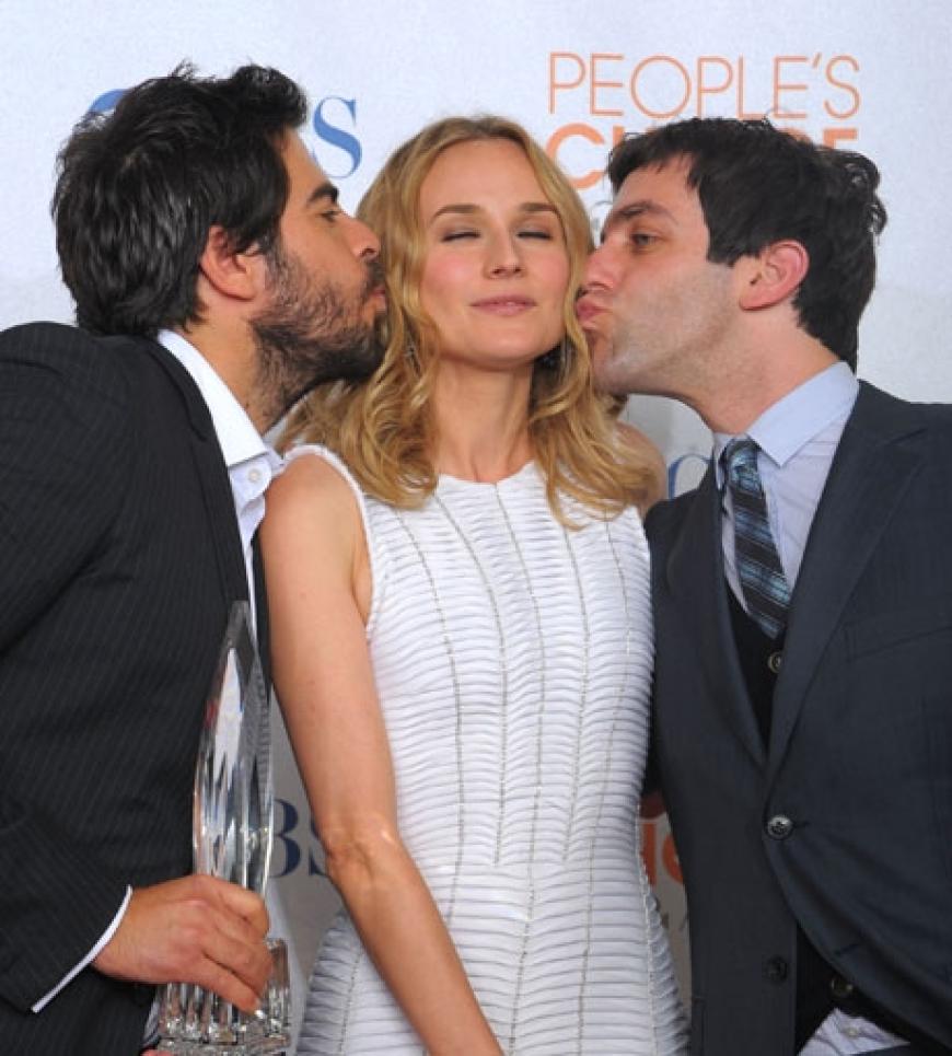 Ein Küsschen für Diane Kruger: Regisseur Eli Roth und Schauspieler B.J. Novak gratulieren der Preisträgerin auf ihre Weise