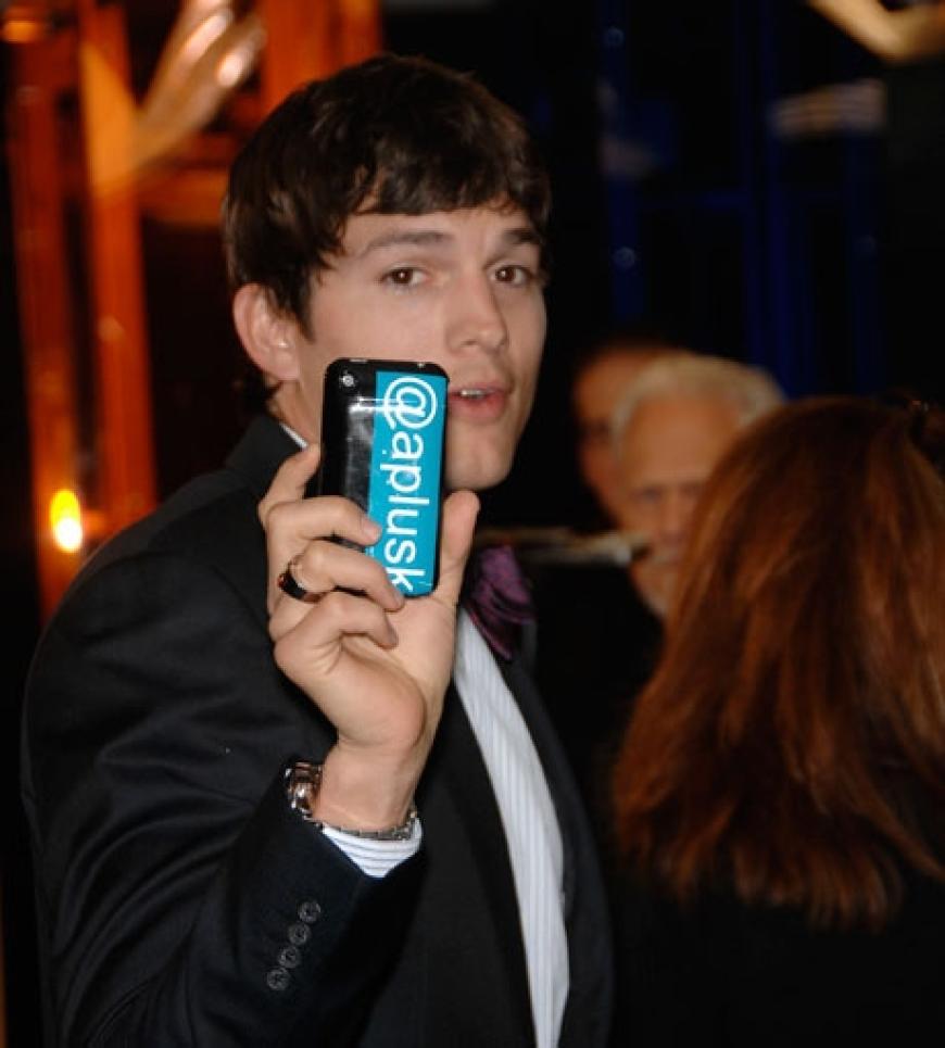 Ashton Kutcher legte im Nokia Theater sein Handy nicht mehr aus der Hand. Er dokumentierte die Verleihung von Anfang bis Ende selbst - möglich, dass die Aufnahmen bald auf seiner Twitter-Seite landen