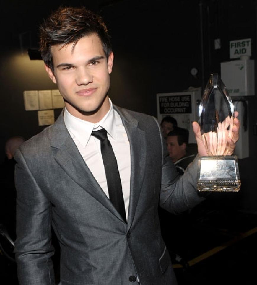 Diane Krüger überreichte den Preis für den besten männlichen Nachwuchsstar an Taylor Lautner.
