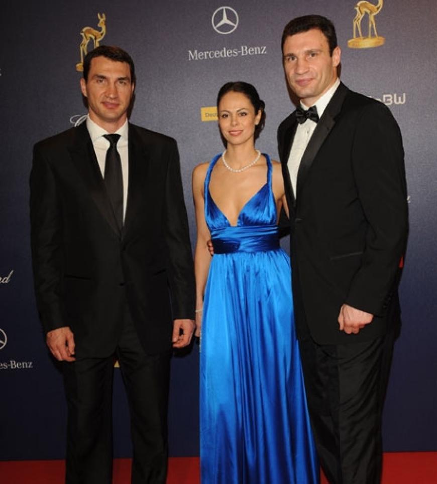 Wladimir und Vitali Klitschko mit dessen Ehefrau