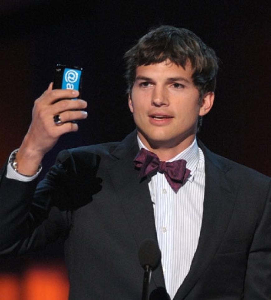 Ashton Kutcher bei seiner Dankesrede - auch hier darf das Handy nicht fehlen