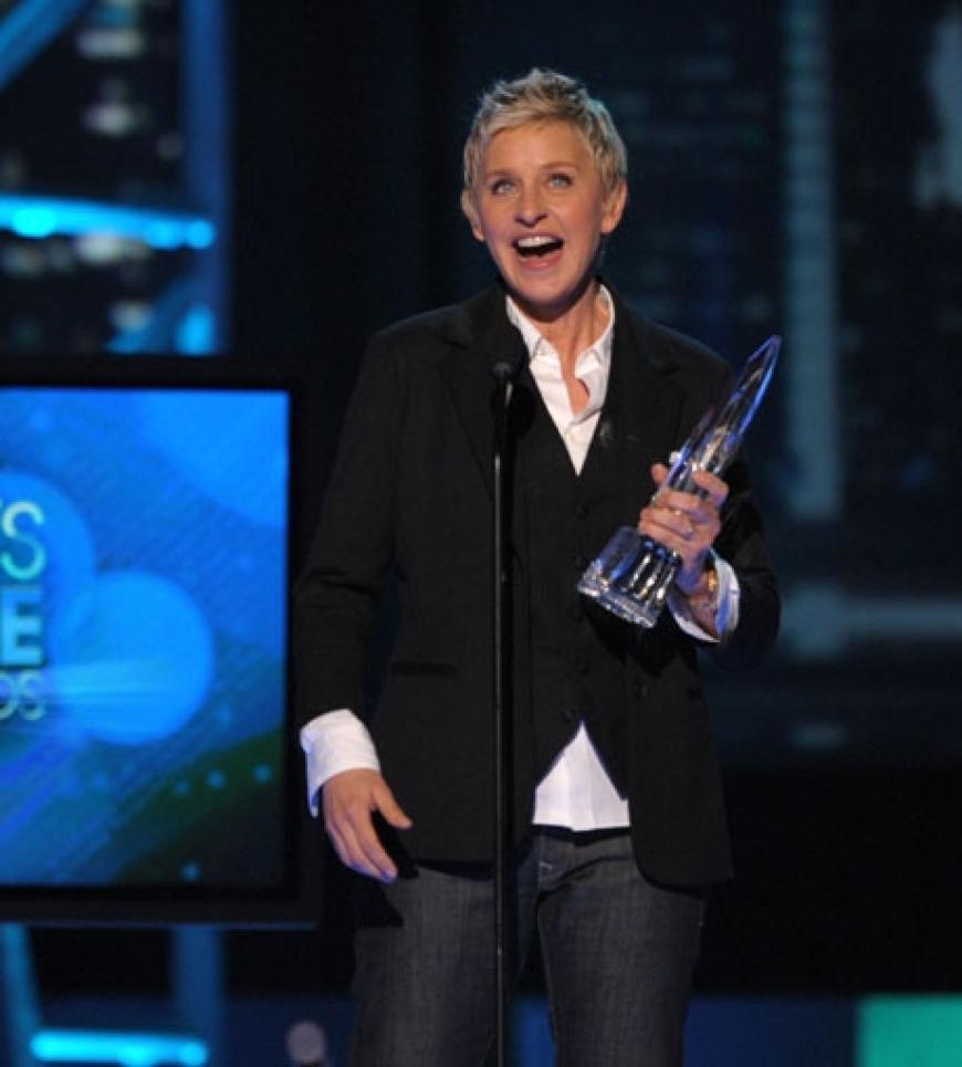 Moderatorin Ellen DeGeneres überreichte den Preis an Ryan Reynolds und Sandra Bullock für die beste Kino-Komödie