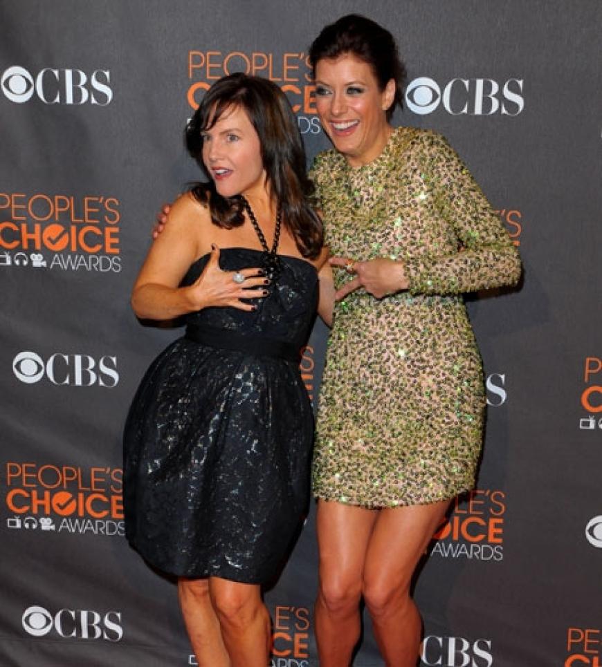 Anne Fletcher posiert mit Kate Walsh für die Fotografen