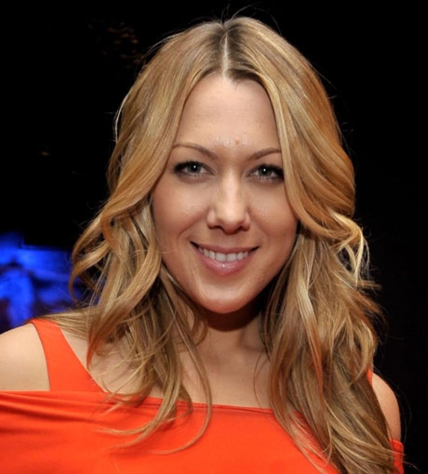 Colbie Caillat setzte in ihrem orangefarbenen Kleid farbliche Akzente