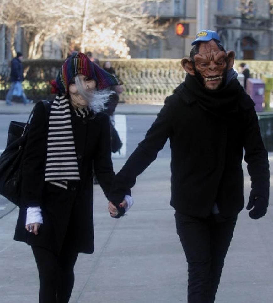 Es sind Ashlee Simpson und ihr Ehemann Pete Wentz. Aber die Paparazzi in New York lassen sich so leicht nicht an der Nase herumführen