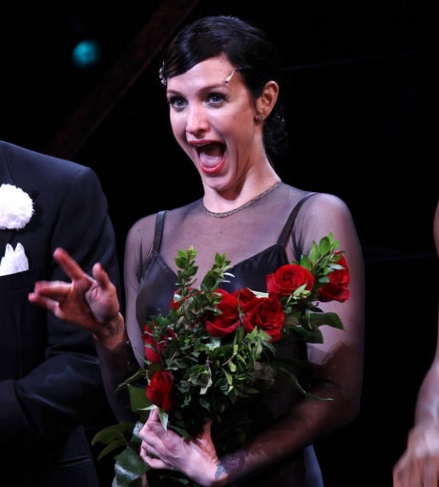Ashlee Simpson freut sich über ihren Erfolg. Auf der Theaterbühne kann sie ihre zwei Talente sehr gut verbinden - sie singt und sie schauspielert
