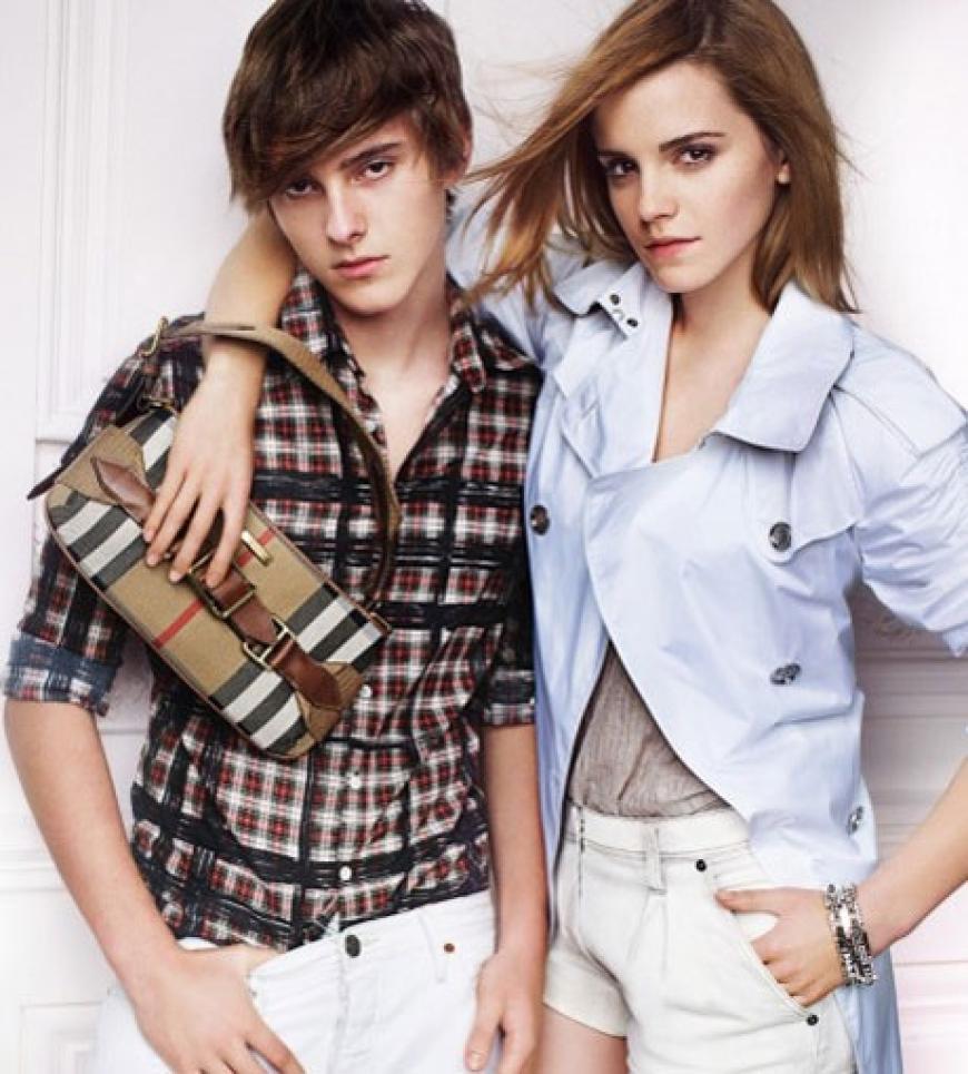 Gemeinsam mit ihrem jüngeren Bruder Alex stand sie als Model vor der Kamera
Picture Copyright: Burberry