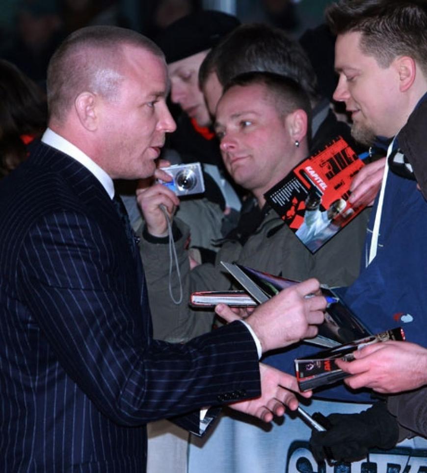 Guy Ritchie gibt vor der Premiere fleißig Autogramme