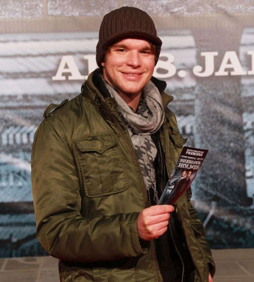 Tobias Schenke kam mit Mütze, Schal und dicker Winterjacke