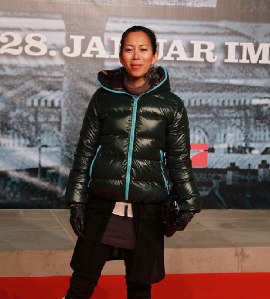 Minh Khai Phan Thi kam dick eingepackt zur Premiere ins SonyCenter nach Berlin