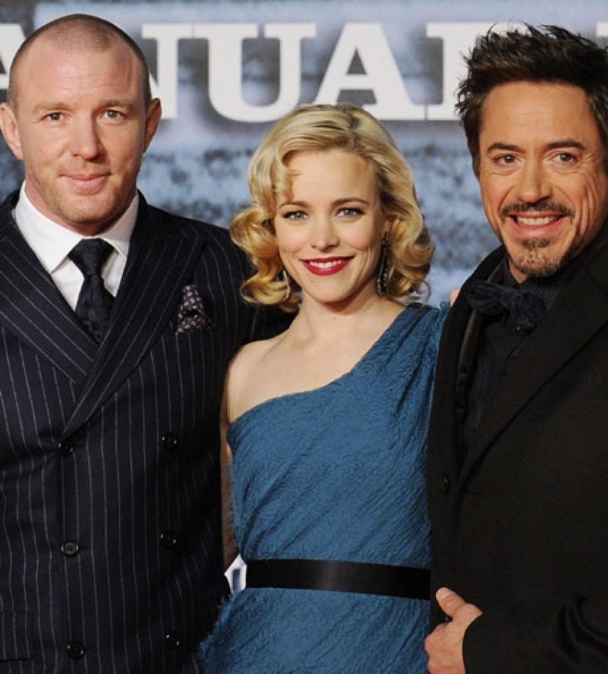 Stolz posiert Guy Ritchie mit seinen Hauptdarstellern Robert Downey Jr. und Rachel McAdams für die Fotografen