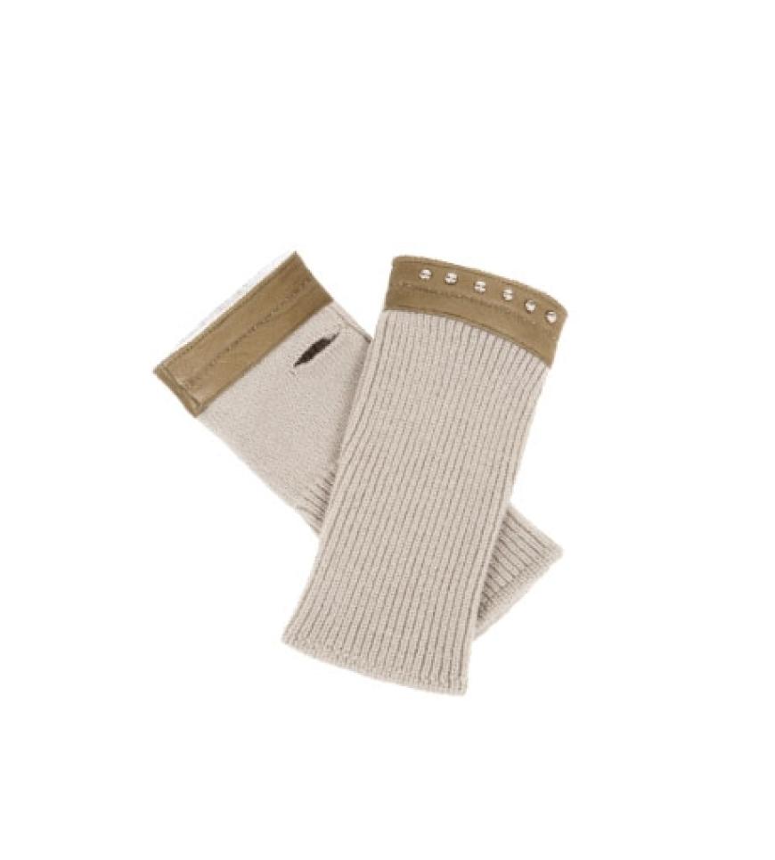 Strickmanschetten
mit Nieten von Nina
Peter, ca. 130 Euro