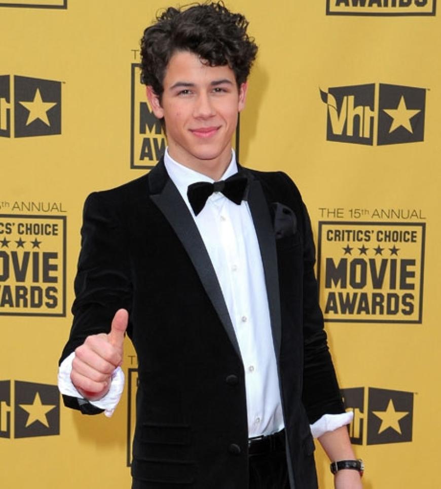 Musiker Nick Jonas wählte für den Abend einen schwarzen Samt-Anzug