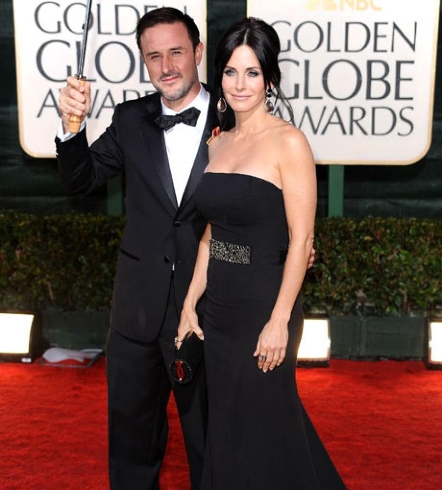Courntey Cox und Ehemann David Arquette laufen über den roten Teppich. Die Schauspielerin trug übrigens ein Kleid von
