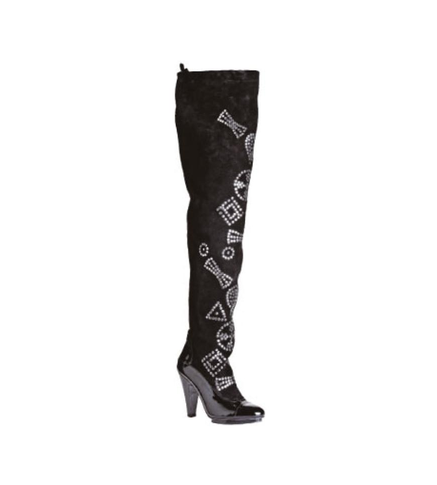 Overknee-Stiefel: Nietenverziert aus glänzendem Lackleder von By Malene Birger, ca. 675 Euro