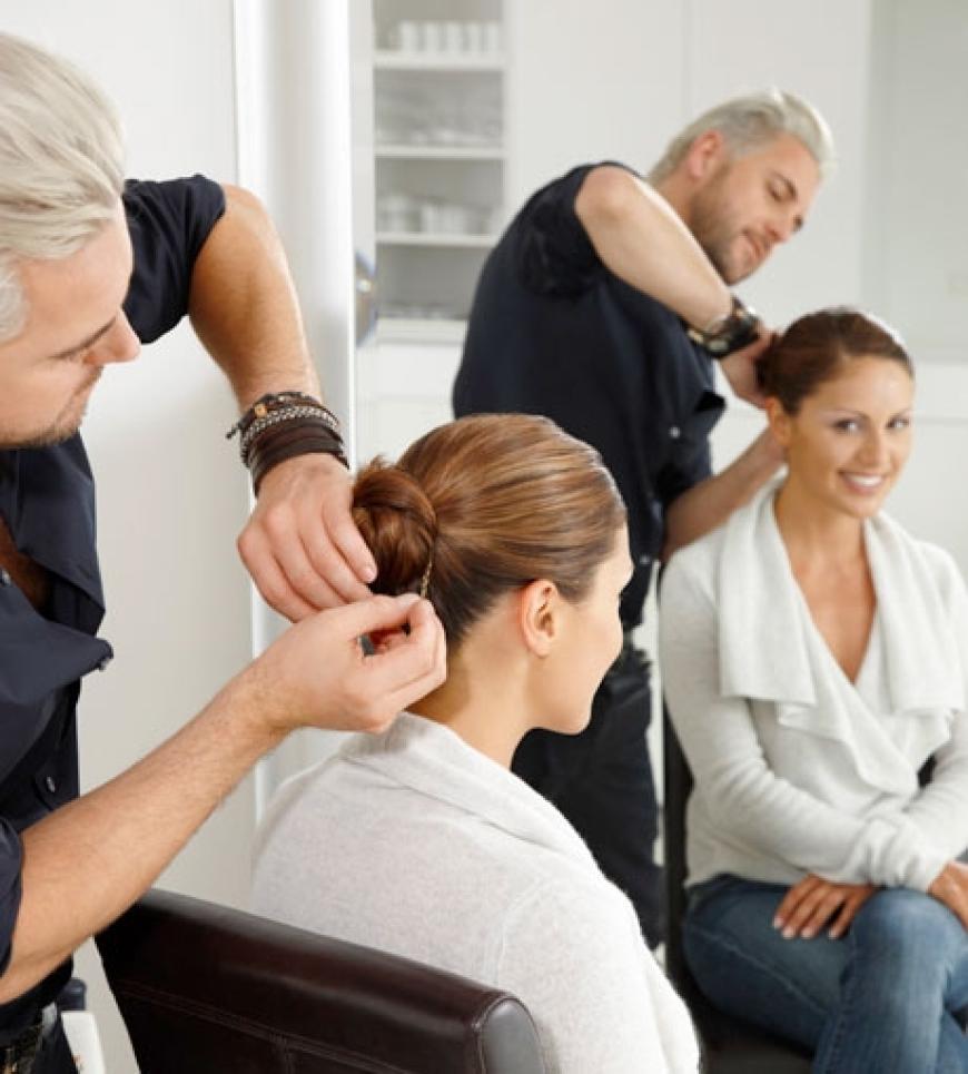 Zum Formen des Haarknotens wird der geflochtene
Zopf um sich selbst gewickelt und die Enden mit Haarklammern festgesteckt