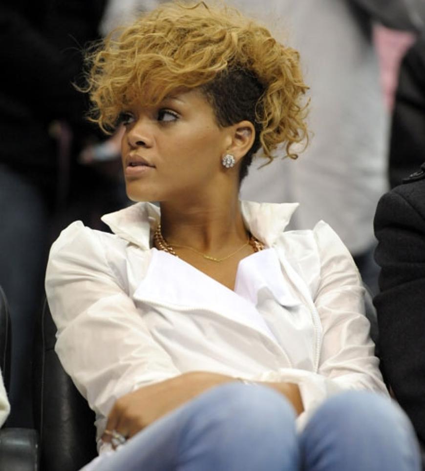 Rihanna scheint nach der handgreiflichen Auseinandersetzung ihres Ex-Freundes Chris Brown Anfang letzten Jahres endlich wieder glücklich zu sein