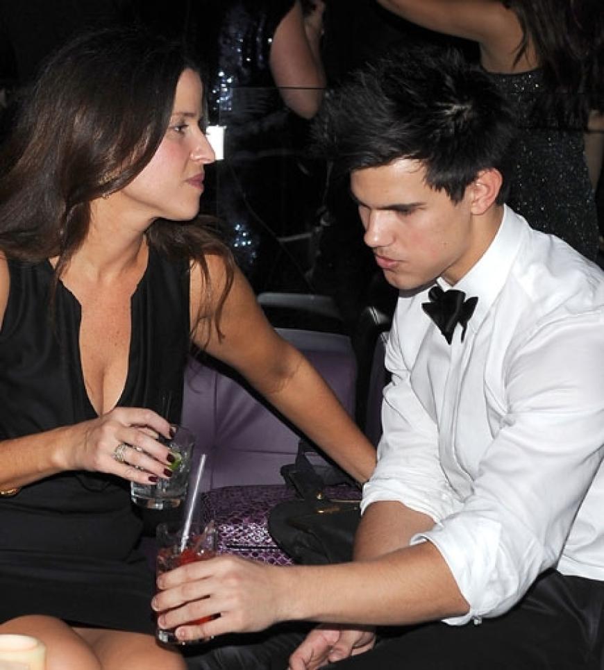 Prost! Taylor Lautner feiert mit einer unbekannten Dame