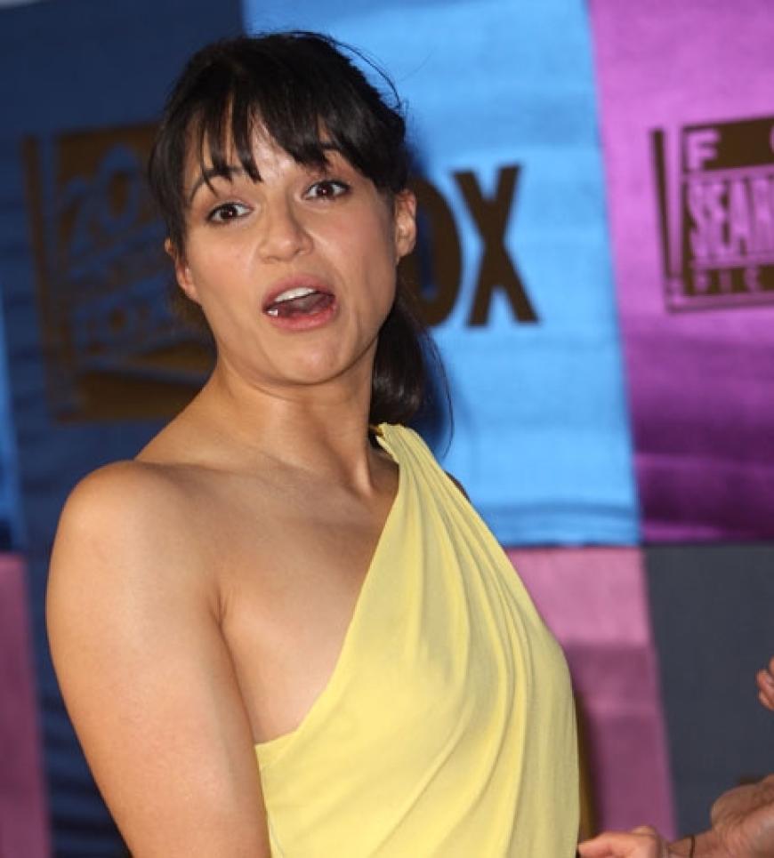 Michelle Rodriguez kam im aktuellen One-Shoulder-Dress