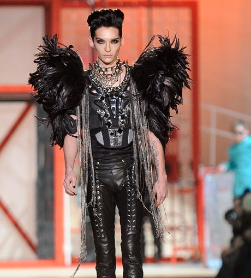 Im schwarzen Lederoutfit und mit Federn verzierten XXL- Schulterpolstern präsentierte Bill ein Outfit aus der neuen Kollektion des Designer-Duos