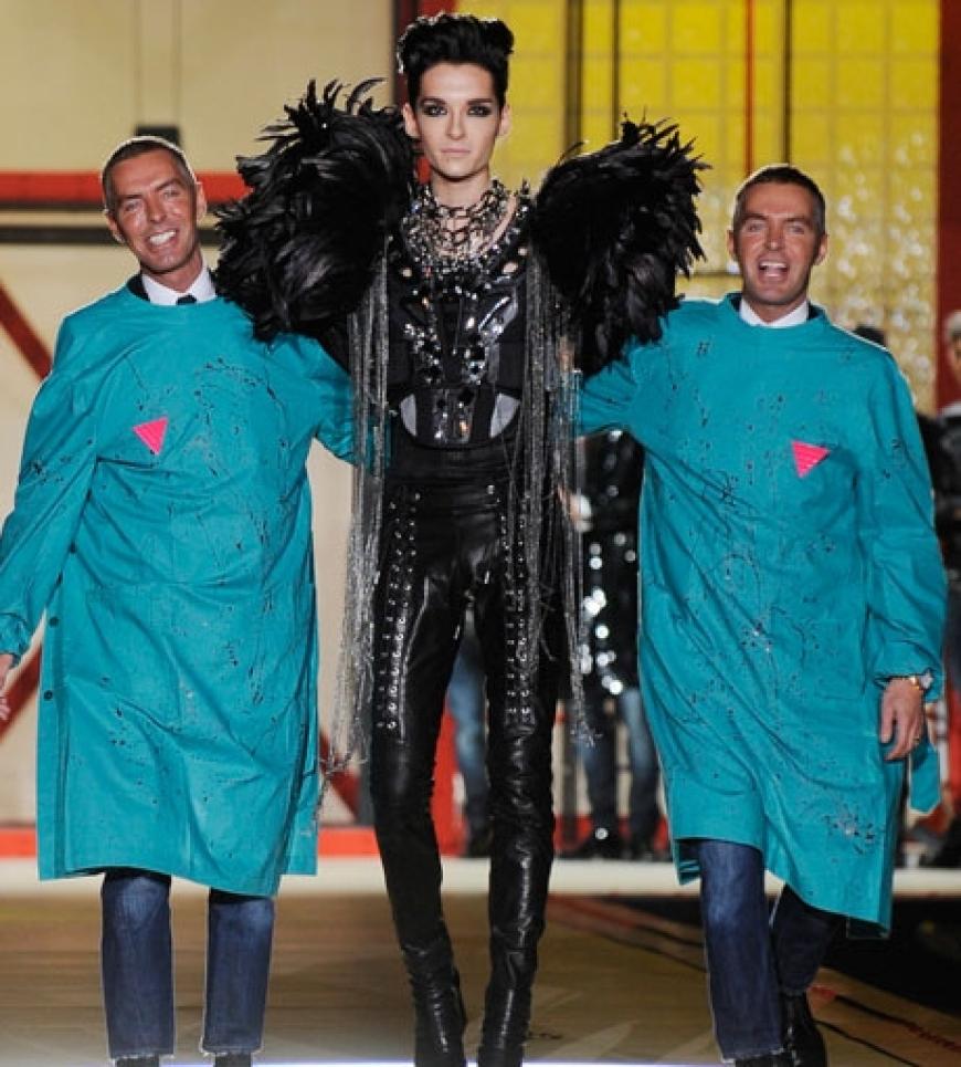 Höhepunkt der Show: Dsquared laufen zum Abschluss mit Bill über den Catwalk