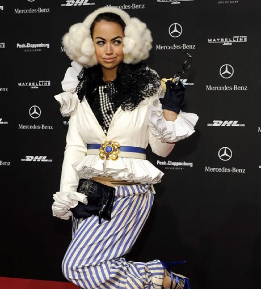 Dänin Aura Dione führt ihren eigenen Herbst/Winter-Look vor