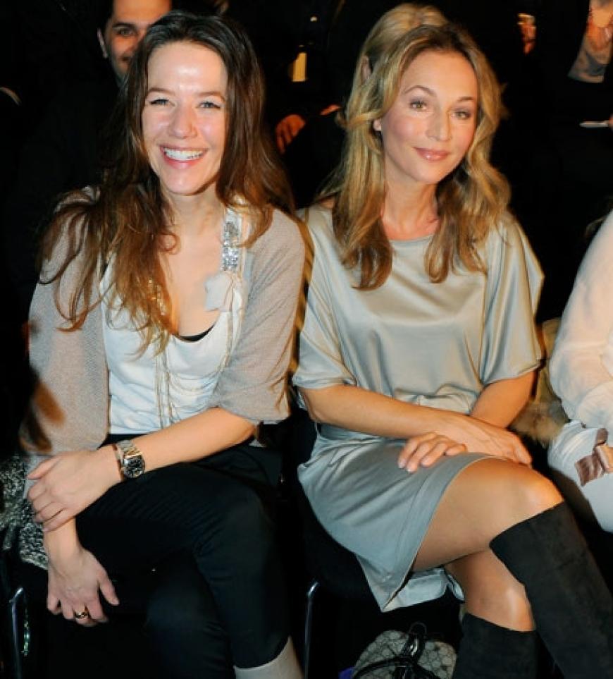 Wer in der ersten Reihe sitzt, ist entweder prominent oder hat in der Modewelt etwas zu sagen. Die Schauspielerinnen Alexandra Neldel und Caroline Beil sind definitiv der Star-Riege zuzuordnen