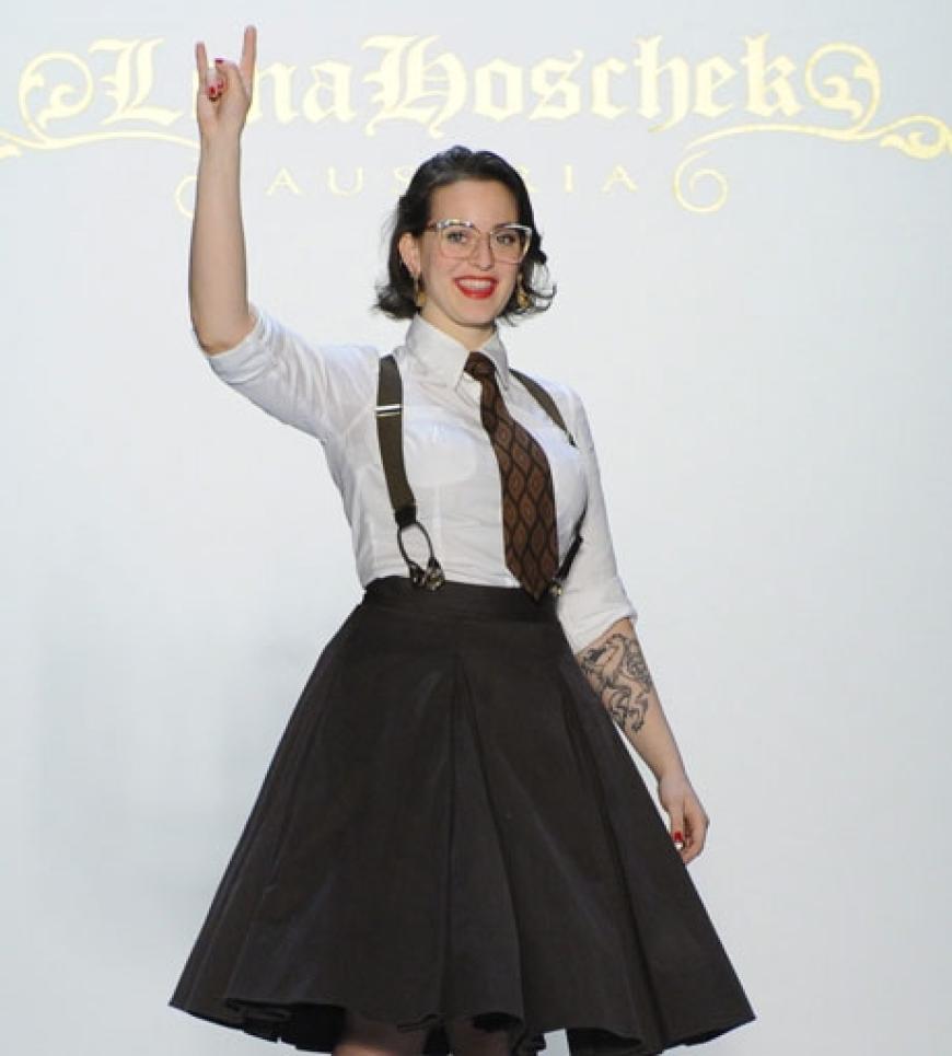 Designerin Lena Hoschek freut sich über ihre gelungene Kollektion