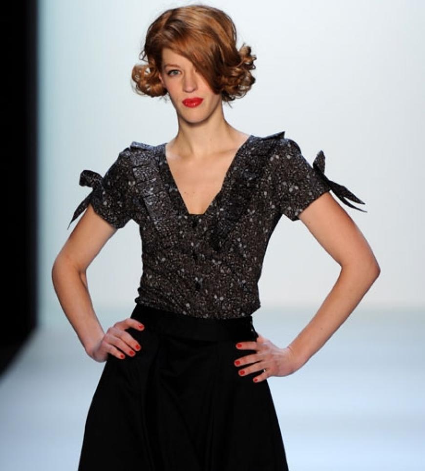 Designerin Lena Hoschek zeigt in Berlin Mode im Stil der 50er und 60er Jahre