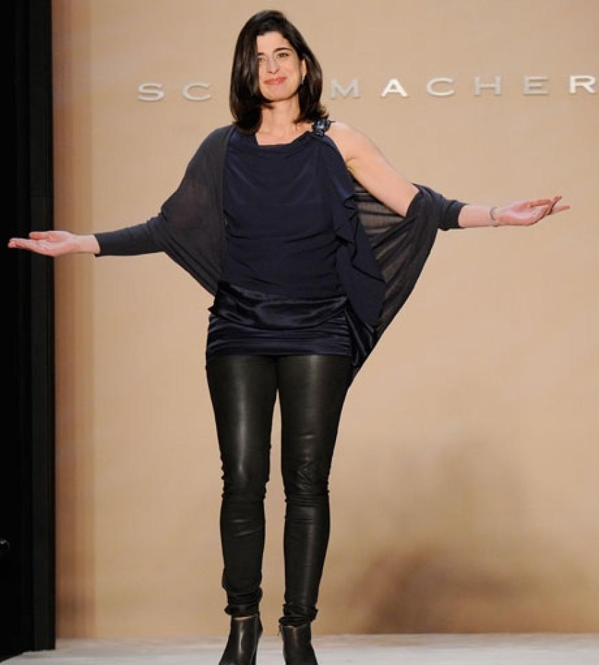 Dorothee Schumacher lässt sich am Ende ihrer Show feiern