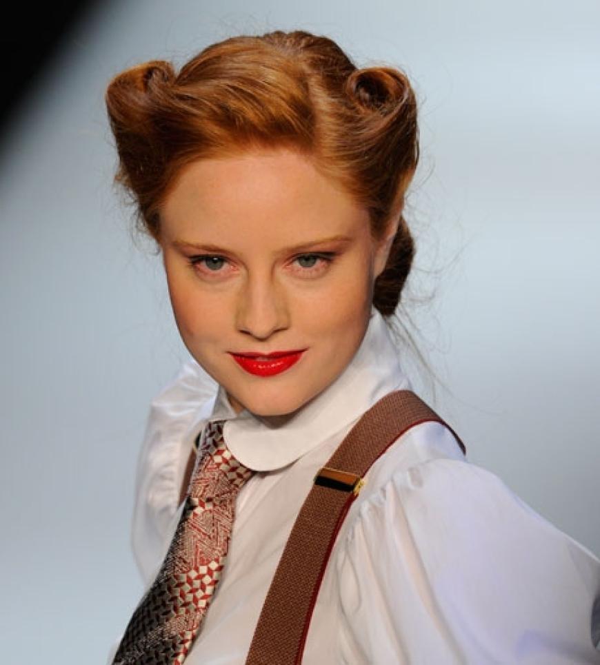 Fast hätte man sie nicht erkannt. Model Barbara Meier auf dem Laufsteg - im coolen Dandy-Look