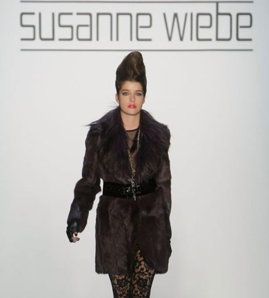 Marie Nasemann läuft auch bei Susanne Wiebe mit. Wiebe übt immer wieder den abenteuerlichen Grenzgang zwischen Klassik und Provokation
