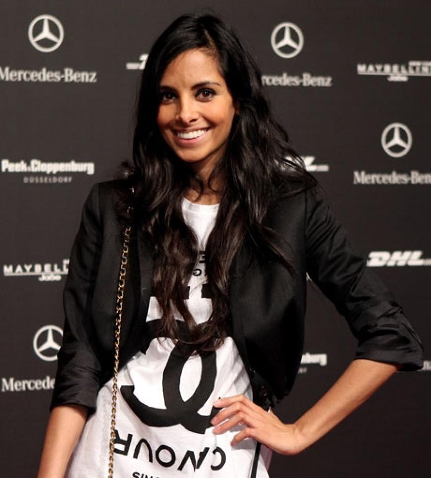 Collien Fernandez posiert im Fashion Week Zelt