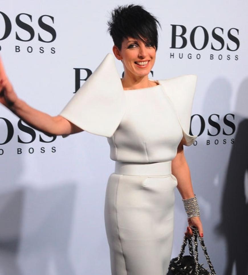 Wow! Sängerin Nena hat sich für die Show von BOSS Black ein extravagantes Kleid ausgesucht. Aber sie kann es tragen