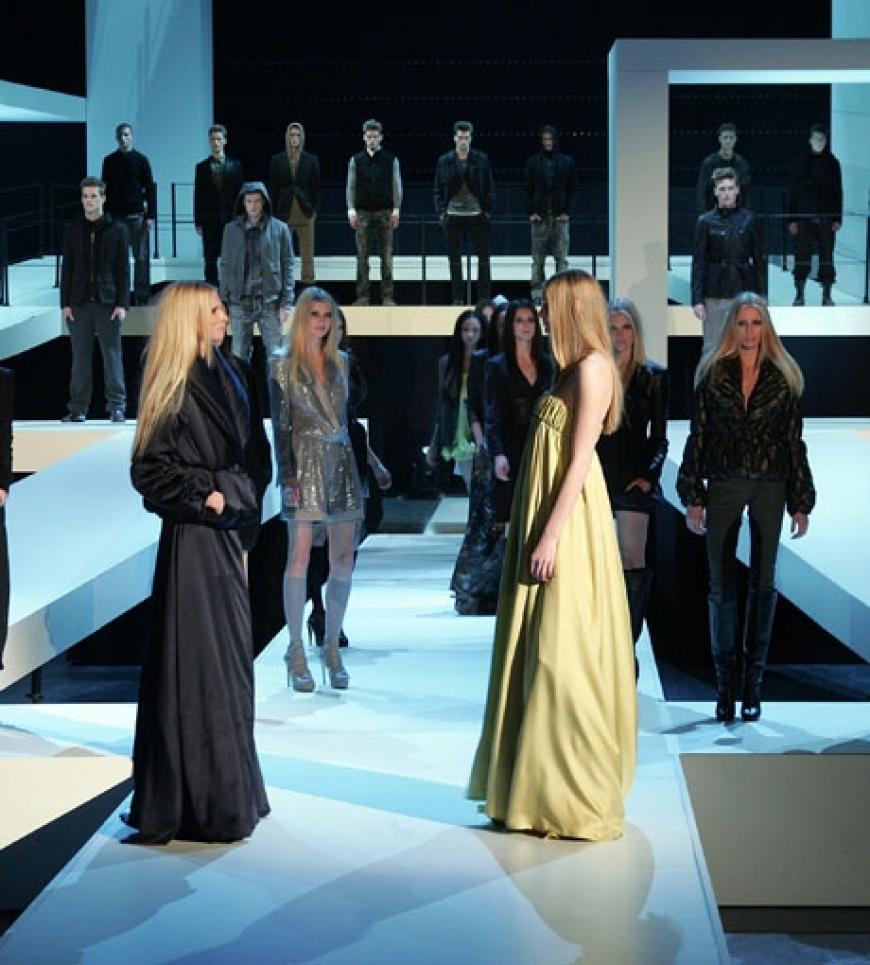 Das Ende der Michalsky Modenschau. Der Designer beeindruckte das Publikum mit einem mehrgängigen Laufsteg. So konnte die Frauen- und Herren-Kollektionen parallel gezeigt werden. Insgesamt hatte die Michalsky StyleNite mehr zu bieten, als eine normale Modenschau