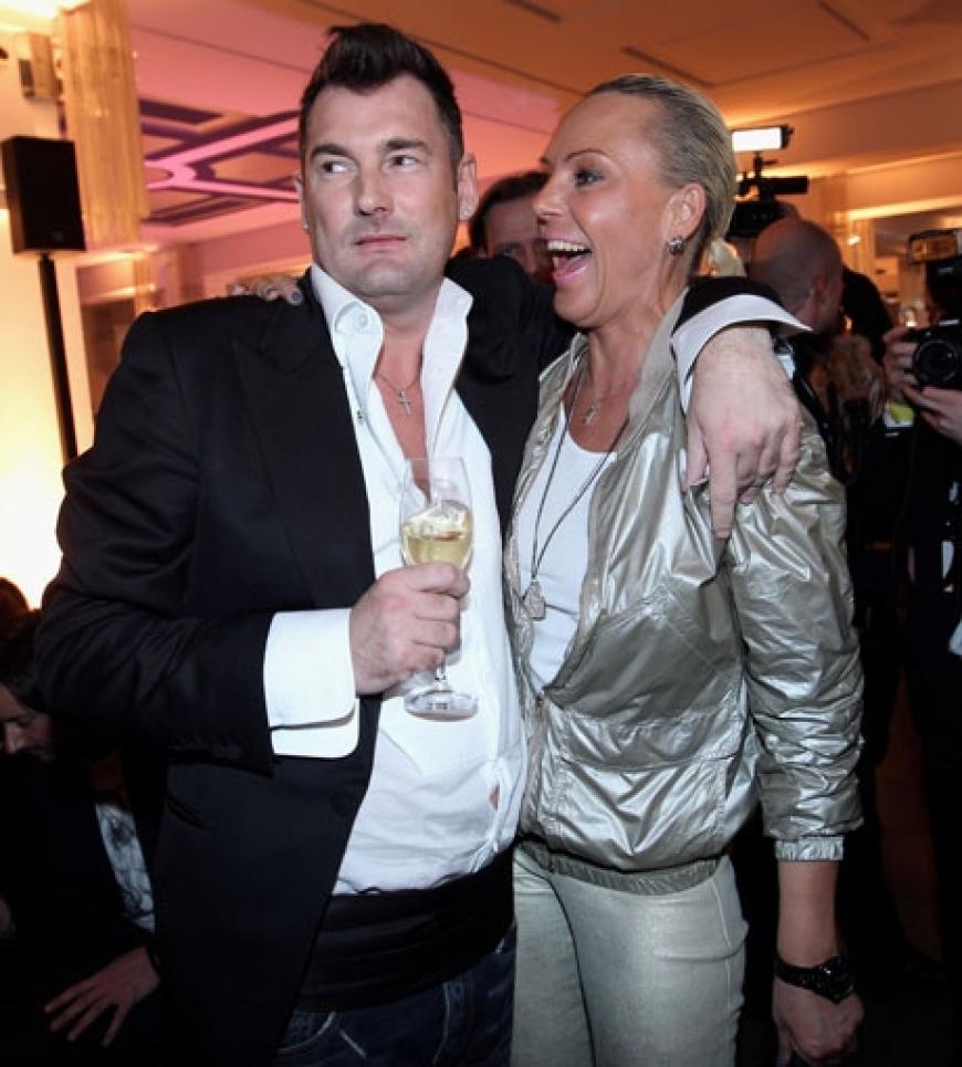 Michael Michalsky ist erleichtert. Die erste StyleNite ist geschafft. Natascha Ochsenknecht gratuliert