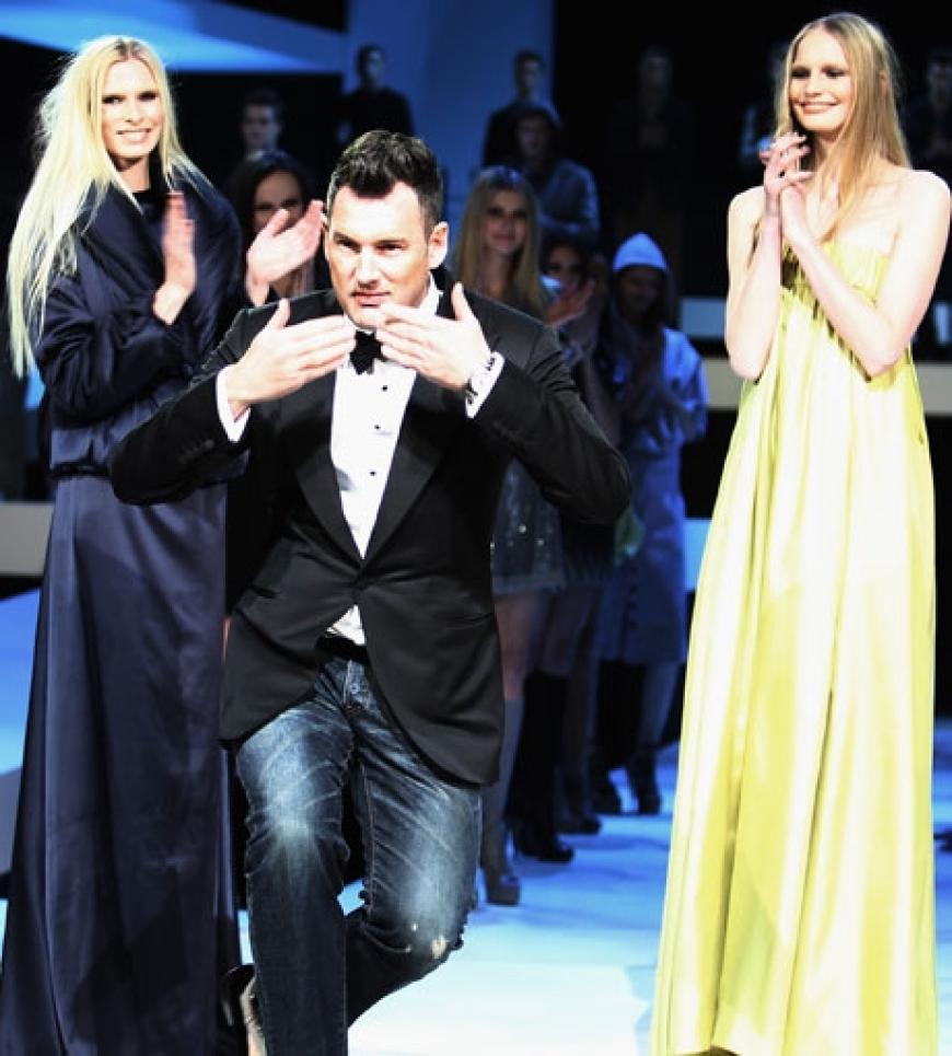 Stardesigner Michalsky am Ende seiner Show. Er bedankt sich für die Unterstützung beim Publikum